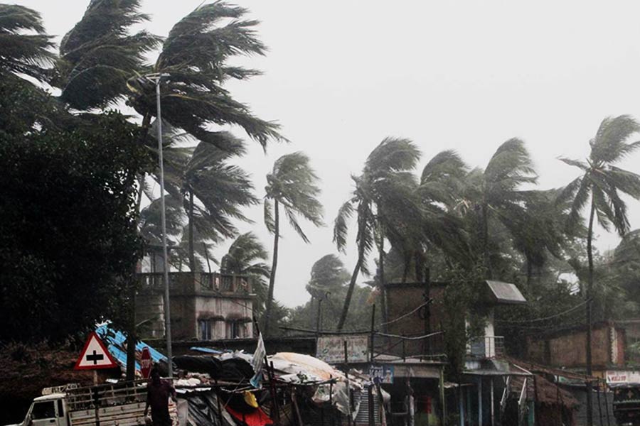 দুর্যোগ মোকাবিলায় আশ্রয়কেন্দ্রগুলি প্রস্তুত রাখা হয়েছে। উপকূলবর্তী এলাকার বহু বাসিন্দাকে নিরাপদ স্থানে সরানো হচ্ছে বলে জানা গিয়েছে। 