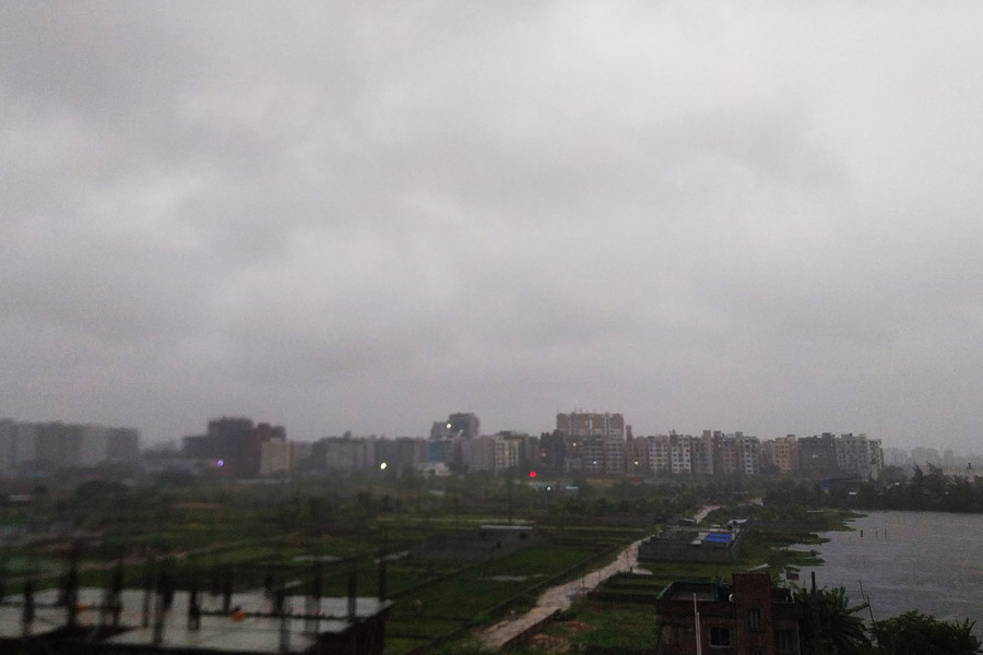 বাংলাদেশের প্রতিমন্ত্রী আরও জানিয়েছেন, ঘূর্ণিঝড় মোকাবিলায় প্রায় ৭৩ হাজার স্বেচ্ছাসেবক প্রস্তুত রয়েছেন। 