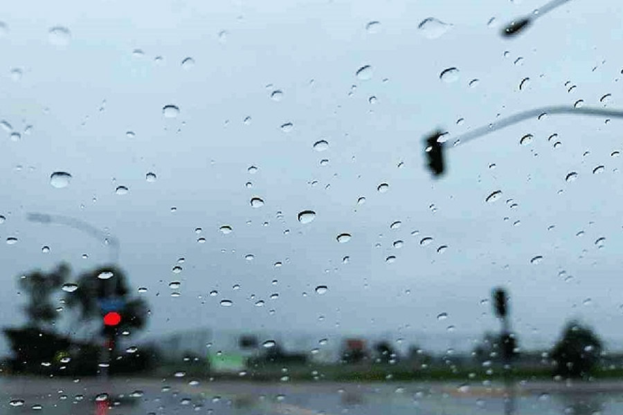 সন্ধ্যার পর জলোচ্ছ্বাস শুরু হতে পারে। চট্টগ্রাম, বরগুনা, পটুয়াখালি, ভোলা, ঝালকাঠি, নোয়াখালি, ফেনির নিকটবর্তী দ্বীপ ও চরে পাঁচ থেকে আট ফুট উঁচু জলোচ্ছ্বাসের আশঙ্কা রয়েছে। 