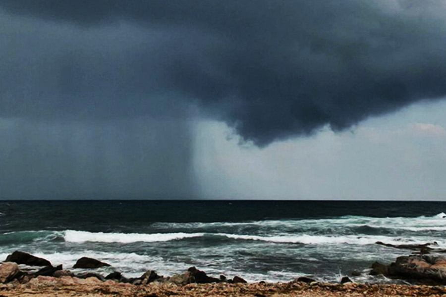 সোমবার সকাল থেকেই খুলনায় হালকা থেকে মাঝারি বৃষ্টি হচ্ছে। রবিবার রাত ১২টা থেকে সোমবার সকাল ৯টা পর্যন্ত সেখানে বৃষ্টি হয়েছে ৪৪ মিলিমিটার।