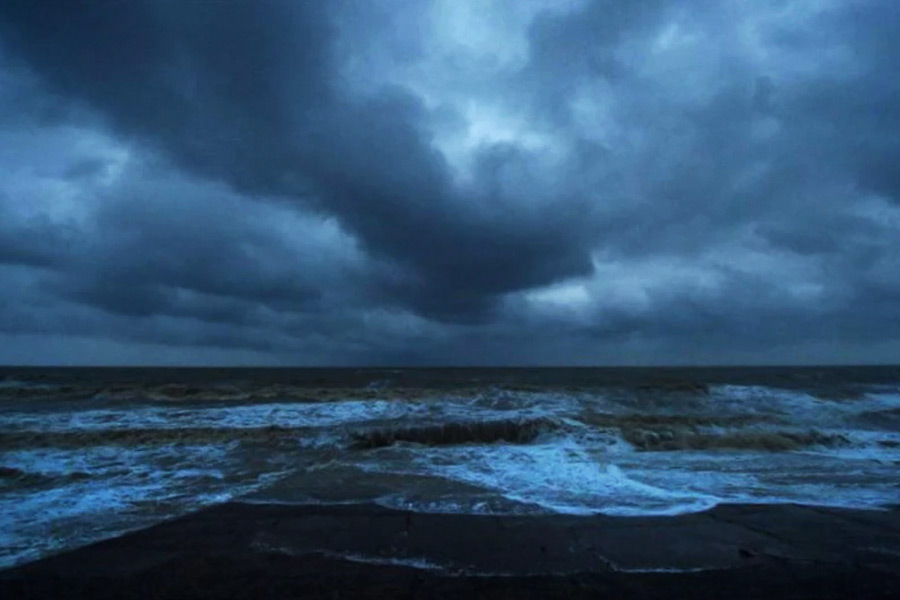 নৌযান চলাচল বন্ধ রাখার কথা জানিয়েছে পটুয়াখালি নদীবন্দর। ওই নদীবন্দরের সহকারী পরিচালক আবদুল্লাহ আল মামুন জানিয়েছেন, ঘূর্ণিঝড় পরিস্থিতিতে সব নৌপথে ৬৫ ফুটের ছোট লঞ্চ-সহ সব ধরনের নৌ চলাচল পরবর্তী নির্দেশ না দেওয়া পর্যন্ত বন্ধ রাখতে বলা হয়েছে।