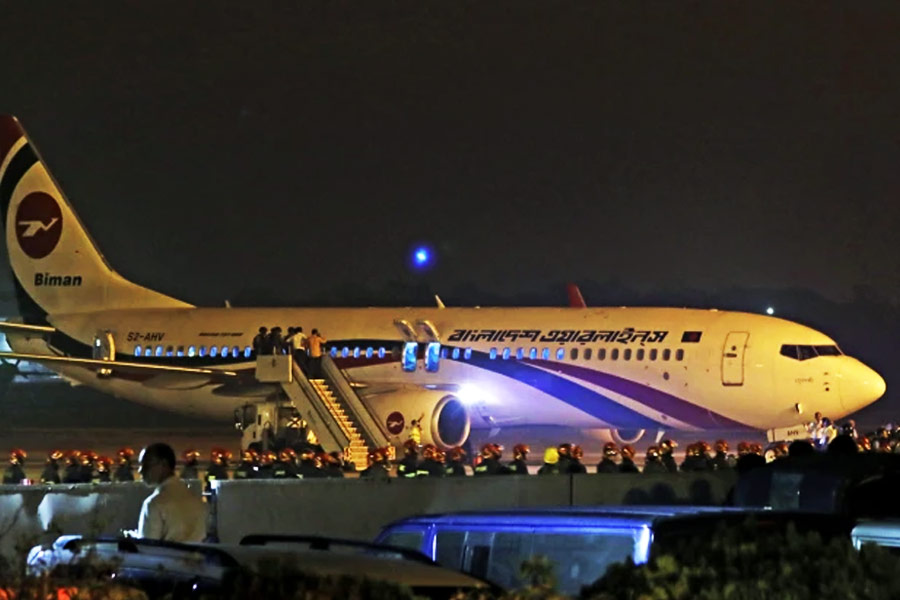 ঘূর্ণিঝড়ের জেরে ওপার বাংলার তিন বিমানবন্দর বন্ধ করে দেওয়া হয়েছে। চট্টগ্রামের শাহ আমানত আন্তর্জাতিক বিমানবন্দর, কক্সবাজার ও বরিশাল বিমানবন্দরে বিমান ওঠানামা বন্ধ রাখা হয়েছে। 