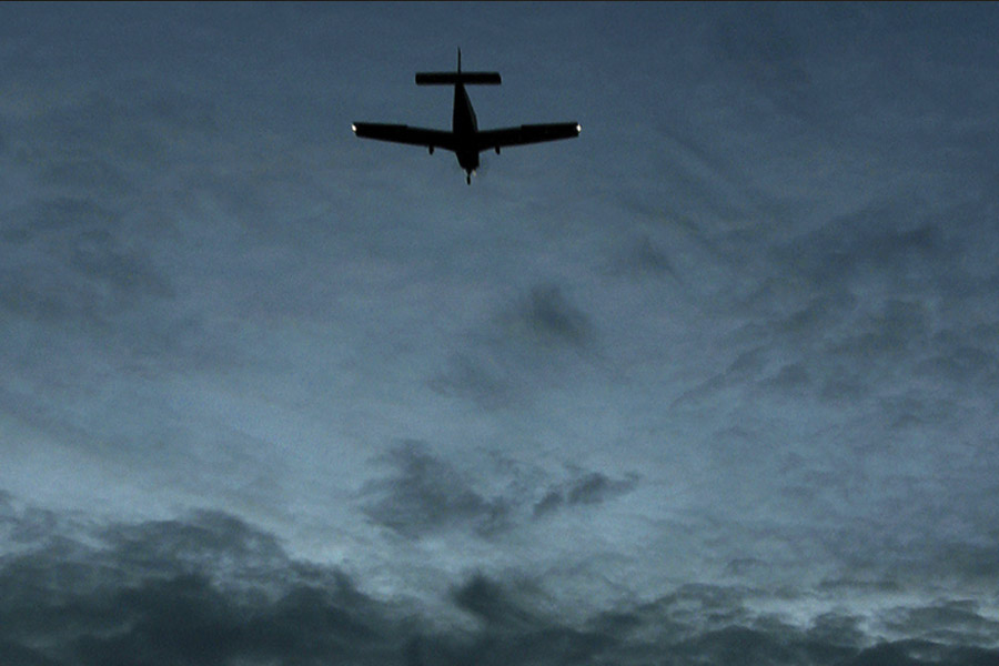 প্রথম আলোর প্রতিবেদন অনুযায়ী, সোমবার দুপুরে বাংলাদেশ বেসামরিক বিমান চলাচল কর্তৃপক্ষের তরফে জানানো হয়েছে, ওই তিন বিমানবন্দরে সোমবার দুপুর ৩টে থেকে মঙ্গলবার দুপুর ১২টা পর্যন্ত বিমান পরিষেবা বন্ধ থাকবে। আবহাওয়ার পরিস্থিতি বিবেচনা করে মঙ্গলবার দুপুরের পর বিমান পরিষেবা চালু করা নিয়ে সিদ্ধান্ত নেওয়া হবে। 