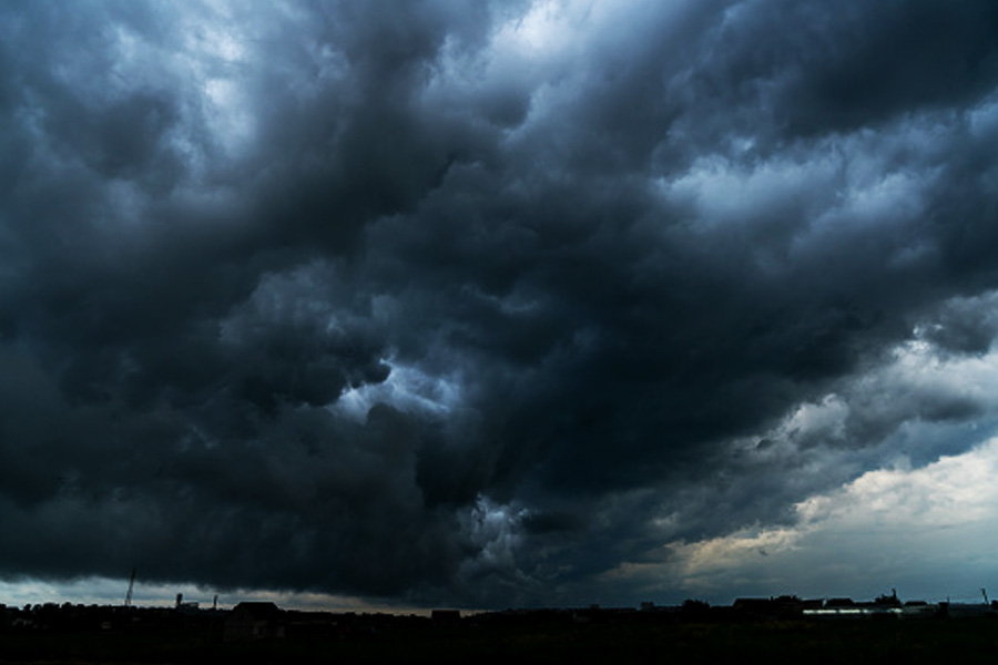 খুলনার দাকোপ, পাইকগাছা, বটিয়াঘাটা এলাকার প্রায় ১৫ কিমি নদীর বাঁধ ঝুঁকিপূর্ণ অবস্থায় রয়েছে। পাশাপাশি কয়রা উপজেলার প্রায় ১০ কিমি বাঁধেও ভাঙনের আশঙ্কা করা হচ্ছে। 
