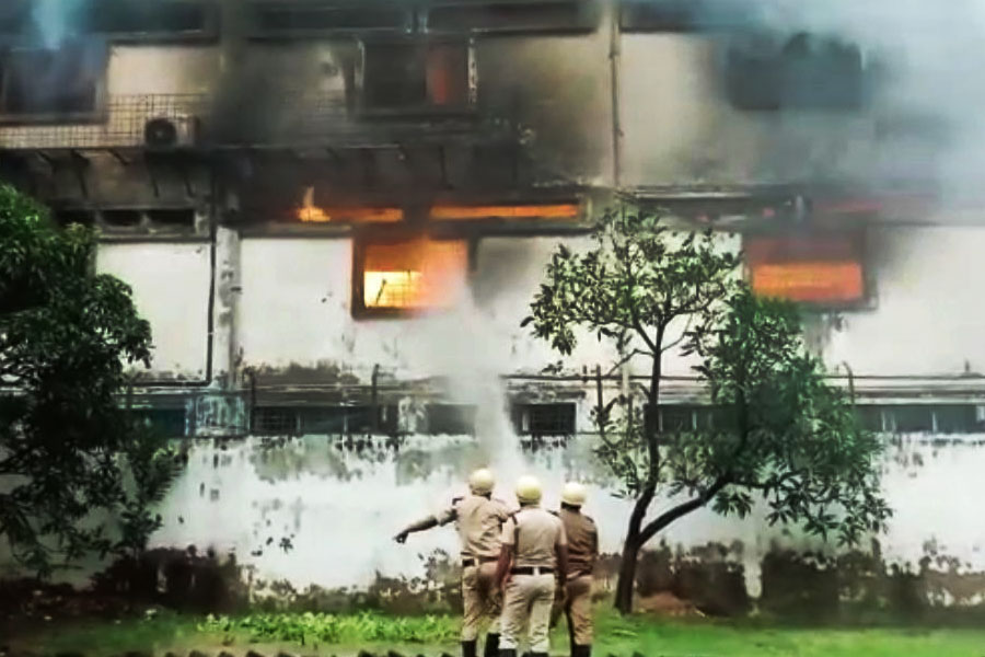 চামড়ার কারখানায় বিধ্বংসী আগুন।