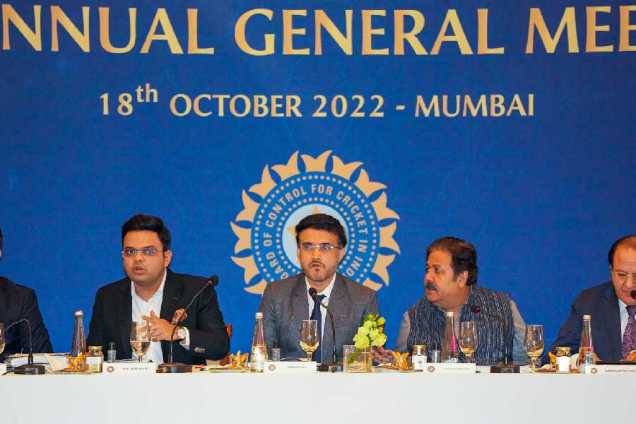 বোর্ডের বার্ষিক সাধারণ সভায় সৌরভ। দু’পাশে জয় শাহ এবং রাজীব শুক্ল।