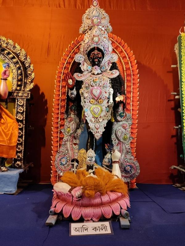 সেরকমই চেতলার ‘চেতলা যুব সংঘ’ নিয়ে এল থিম দশমহাবিদ্যা। যদিও দশটি রূপ বর্তমান দশমহাবিদ্যায় কিন্তু এখানে আদি কালী যোগ হওয়ায় মোট ১১টি রূপ রয়েছে।  