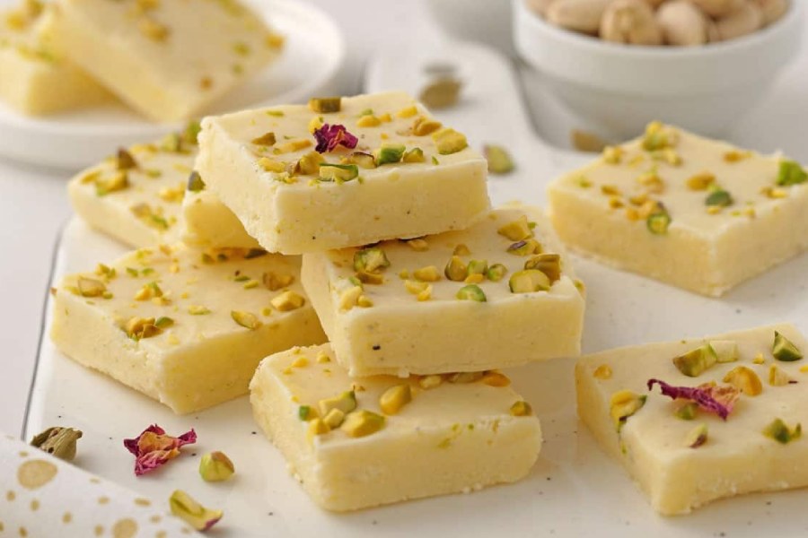 পুষ্টিবিদরা জানাচ্ছেন, দুধ দিয়ে তৈরি কিছু মিষ্টি খাওয়া যেতে পারে।