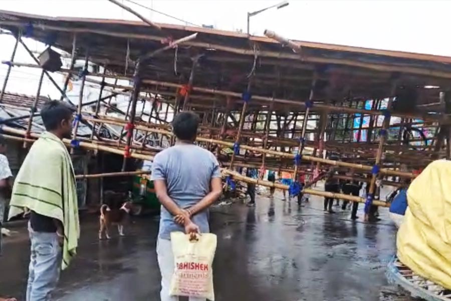 ব্যারাকপুরে ভেঙে পড়েছে মণ্ডপের তোরণ।
