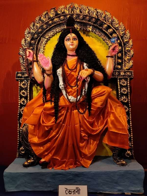 ভৈরবী: ৬৪টি যোগিনীর মধ্যে অন্যতম এই ভৈরবকন্যা। ভয়ংকরিণী দেবী বলা হয় তাঁকে। তিনি কামনা ও প্রলোভনের স্বরূপ, যা কোনও মানুষকে মৃত্যুর দিকে ঠেলে দিতে পারে। 