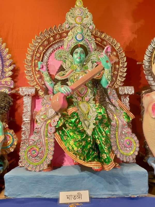 মাতঙ্গী: কর্তৃত্ব শক্তির দেবী। পুরাণ মতে, মাতঙ্গ নামের এক মুনির আশ্রমে দেবতারা যখন সাধনা করছিলেন, তখন আবির্ভাব হয় দেবী মাতঙ্গীর। এবং তিনি শুম্ভাসুর ও নিশুম্ভাশুরকে বধ করেন। 