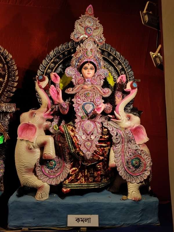 কমলা: বরাভয় প্রদায়িনী শুদ্ধ চৈতন্যের দেবী কমলাকামিনী। ভাগ্যদেবী মহালক্ষ্মীর অন্য রূপ। তান্ত্রিক মহালক্ষ্মী এবং কমলেকামিণী নামেও অভিহিতা।