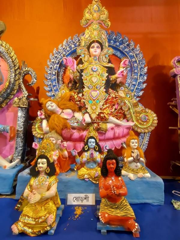 ষোড়শী: শ্রীকুল সম্প্রদায়ের সর্বোচ্চ দেবী যিনি পূর্ণ ও পূর্ণাঙ্গতার রূপ। ত্রিপুরাসুন্দরী দুর্গার অন্য রূপ শতাক্ষীর দেহ থেকে আবির্ভূত হন ষোড়শী রূপে। ষোড়শীর আরও একটি নাম রয়েছে স্ত্রী বিদ্যা। 