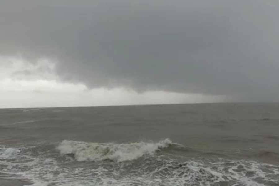 ঘূর্ণিঝড়ের সিত্রাং নাম দিয়েছে তাইল্যান্ড। তাইল্যান্ডের বাসিন্দাদের পদবি হল সিত্রাং। ভিয়েতনামের স্থানীয় ভাষায় এর অর্থ পাতা।  