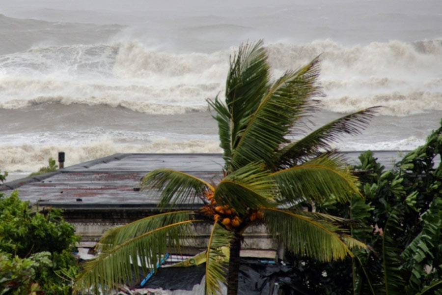  হাওয়া অফিস জানিয়েছে, মঙ্গলবার ভোররাতে বরিশালের কাছে তিনকোণা ও সন্দ্বীপের মধ্যে দিয়ে পেরোবে সিত্রাং। 