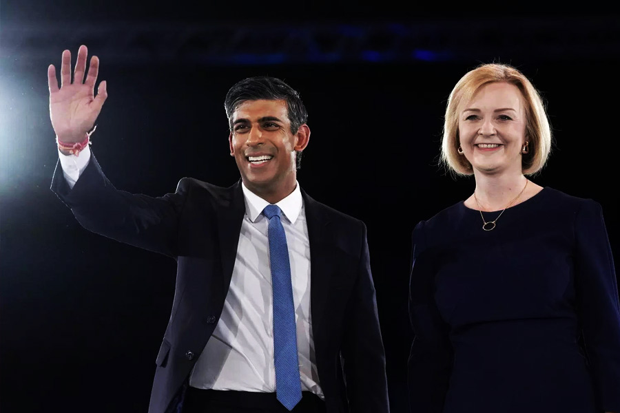  গত জুলাইয়ে বরিস জনসনের ইস্তফার পর ব্রিটেনের প্রধানমন্ত্রী পদের লড়াইয়ে নেমেছিলেন ঋষি। কিন্তু শেষ পর্যন্ত লিজ় ট্রাসের কাছে ভোটাভুটিতে হেরে যান তিনি। এ বার কনজ়ারভেটিভ পার্টির এমপিদের সংখ্যাগরিষ্ঠ অংশের সমর্থনে ঋষি প্রধানমন্ত্রী হলেন।