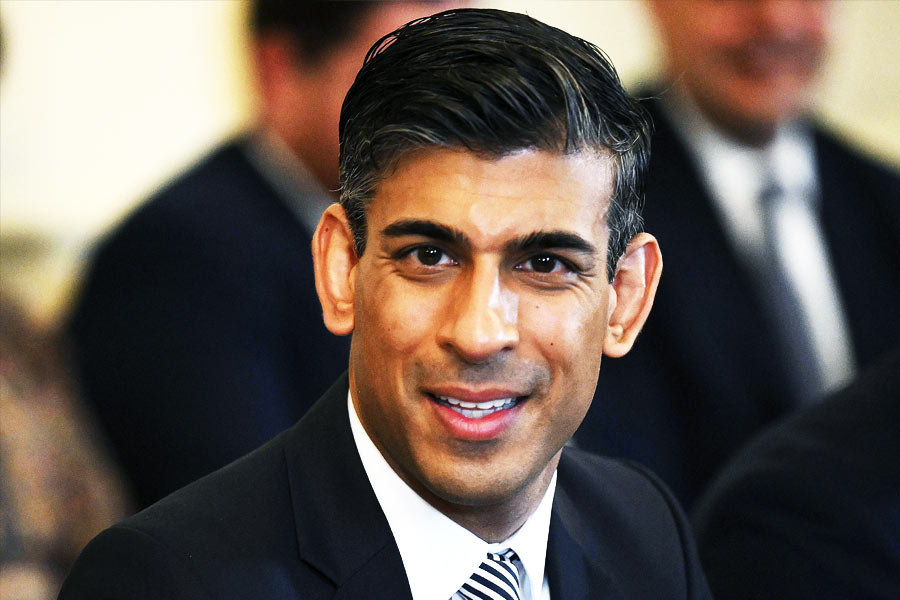  ব্রিটিশ পার্লামেন্টের নিম্নকক্ষ হাউস অফ কমন্সে ক্ষমতাসীন কনজ়ারভেটিভ পার্টির এমপিদের সমর্থনে নির্বাচিত ৪২ বছরের ঋষিও একই সঙ্গে দু’টি রেকর্ড গড়েছেন।