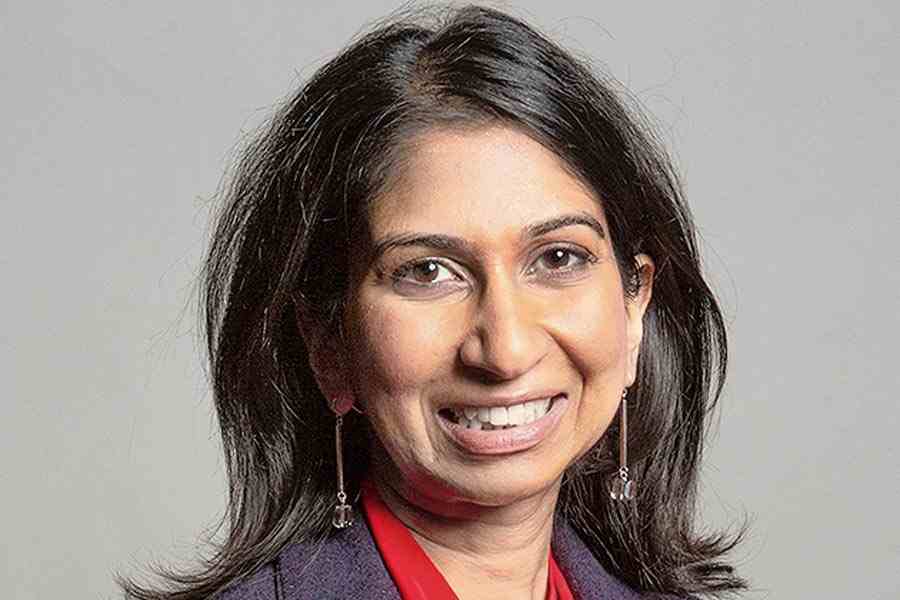 প্রধানমন্ত্রী হওয়ার আগে ব্রিটেনে অর্থমন্ত্রীর পদ সামলেছেন ঋষি। ওই দেশের স্বরাষ্ট্রমন্ত্রীর মতো গুরুত্বপূর্ণ পদে দেখা গিয়েছে প্রীতি পটেল, সুয়েল্লা ব্রেভারমানের কনজ়ারভেটিভ নেত্রীদের। 