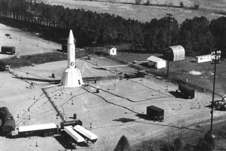 সরকারের গুপ্তচর হিসাবে বিড়াল ব্যবহারের ঘটনা কিন্তু একেবারেই রসিকতা নয়। ১৯৬২ সালে কিউবার ক্ষেপণাস্ত্র সঙ্কটের সময় সাবেক সোভিয়েতদের উপর আড়ি পাততে বিড়ালকে কাজে লাগানোর সিদ্ধান্ত নেয় আমেরিকার গোয়েন্দা সংস্থা।