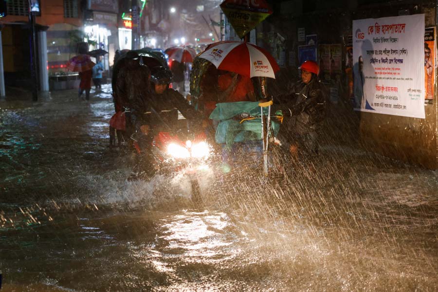 জল জমে বিপর্যস্ত জনজীবন