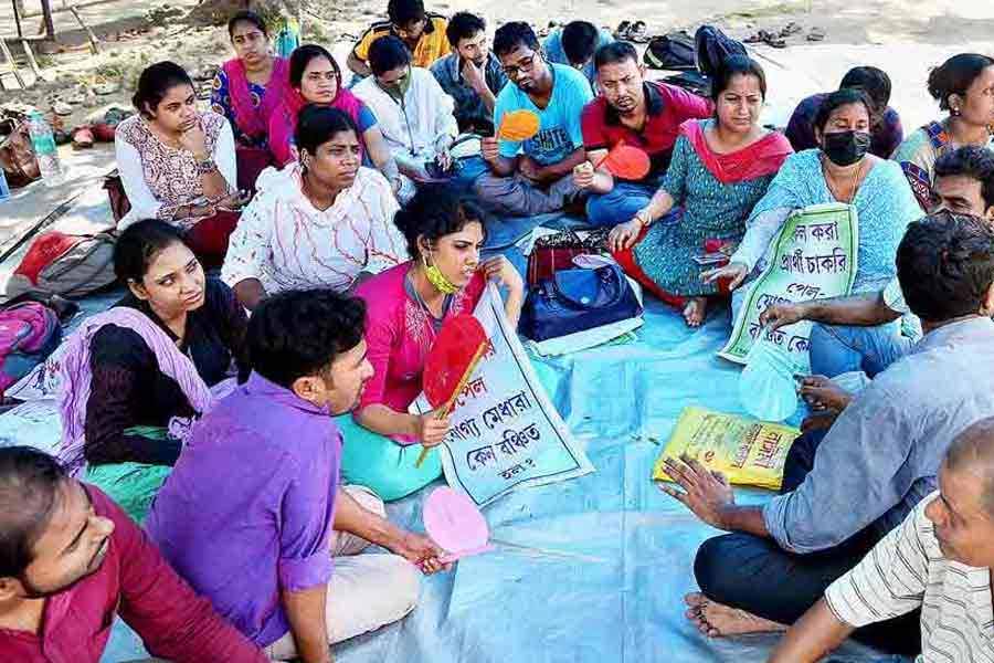 অবস্থানরত চাকরি-প্রার্থীদের সঙ্গে দেখা করলেন বিরোধী দলের নেতারা।