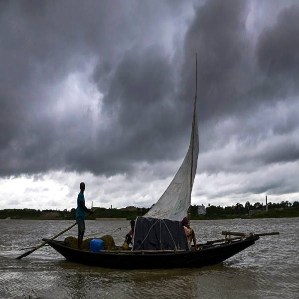 পশ্চিমবঙ্গে সেই অর্থে সিত্রাঙের দাপট দেখা যায়নি। সোমবার দিনভর বিক্ষিপ্ত ভাবে বৃষ্টি আর দমকা হাওয়া বয়েছে। মঙ্গলবার সকাল থেকেই কলকাতা ও সংলগ্ন এলাকায় রোদ ঝলমলে আকাশ। 