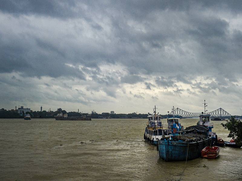 ঘূর্ণিঝড় বিদায় নেওয়ার পরই শীতের শিরশিরানি মালুম হচ্ছে কলকাতা ও সংলগ্ন এলাকায়। মঙ্গলবার সকালে শীতল ভাব অনুভূত হয়েছে কলকাতায়। 