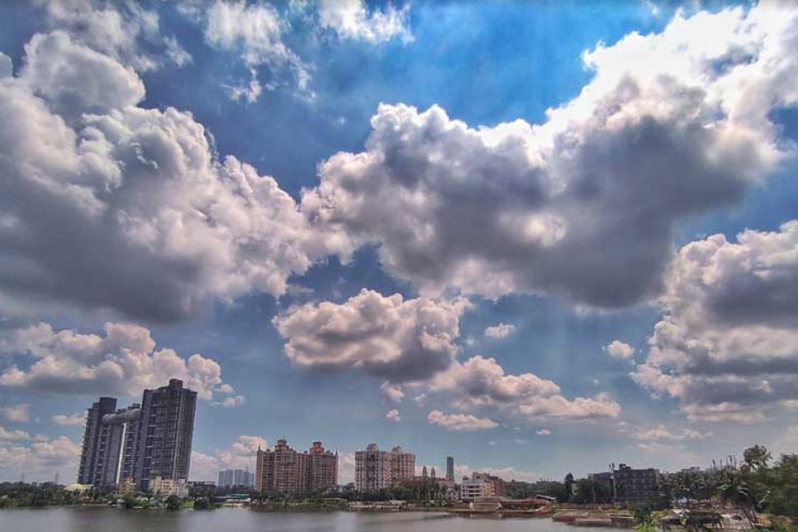 আলিপুর আবহাওয়া দফতর সূত্রে খবর, মঙ্গলবার কলকাতার সর্বোচ্চ তাপমাত্রা থাকতে পারে ২৯ ডিগ্রি সেলসিয়াসের কাছে। শহরের সর্বনিম্ন তাপমাত্রা ছুঁতে পারে ২৩ ডিগ্রি সেলসিয়াসের কাছে। 