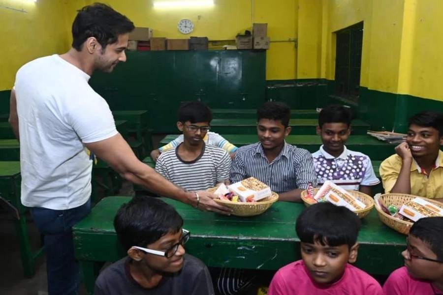 কালীপুজোর সকালেই তাঁরা পৌঁছে গেলেন অনাথ আশ্রমে। ঘুরে দেখলেন গোটা আশ্রমটি। কথা বললেন অনাথ শিশুদের সঙ্গে।