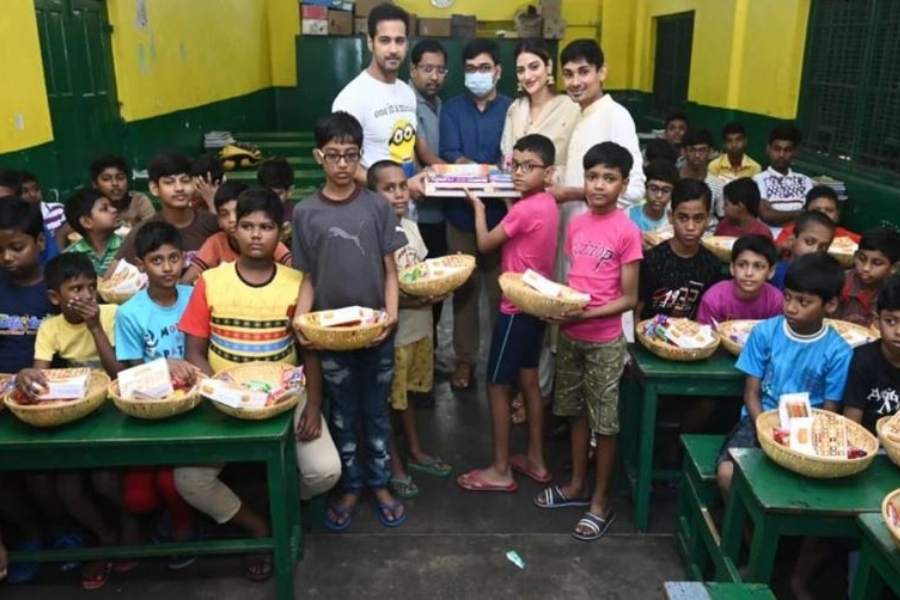 দীপাবলির উৎসব। তাই প্রত্যেক শিশুর জন্য ছিল উপহার।