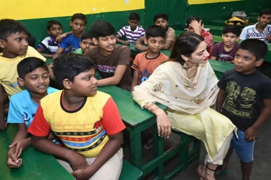 সেই উপহারের তালিকায় ছিল বিস্কুট, সফট ড্রিঙ্কস, চকোলেট, প্রদীপ ও আতসবাজি।