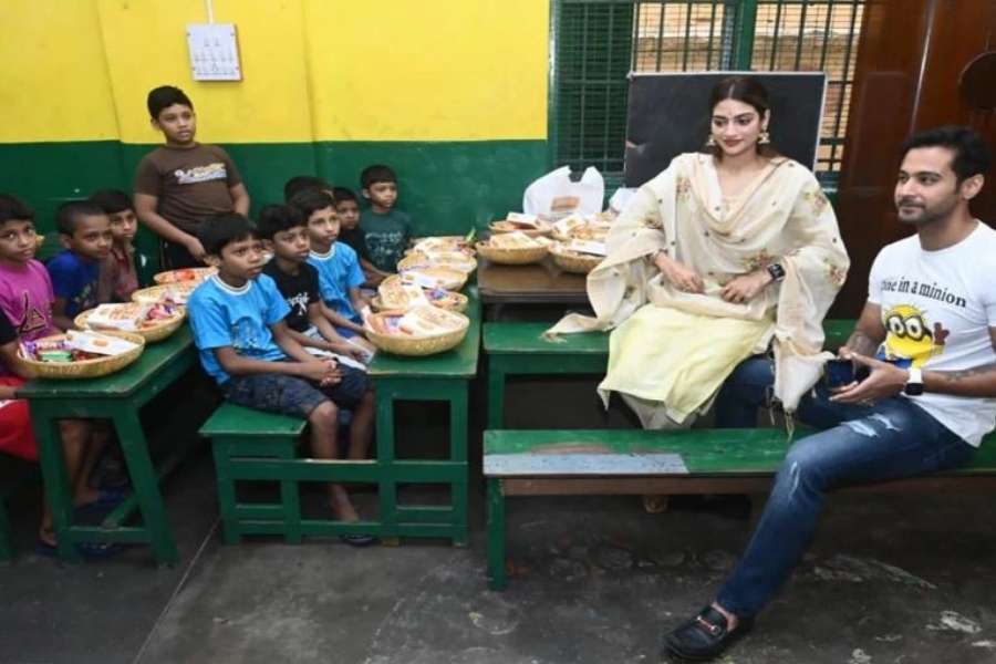 শুধু ঘুরে দেখাই নয়, আশ্রমের আবাসিকদের সঙ্গেও কথা বললেন তাঁরা। সেই সঙ্গে আশ্রমে অনেকক্ষণ সময়ও কাটান তাঁরা।