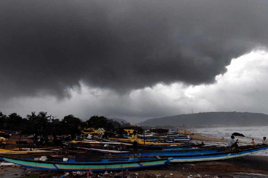 ঘূর্ণিঝড় পরিস্থিতির কারণে মঙ্গলবার খুলনা, বরিশাল ও চট্টগ্রাম বিভাগের সমস্ত শিক্ষা প্রতিষ্ঠান বন্ধ রাখার সিদ্ধান্ত নেওয়া হয়েছে।
