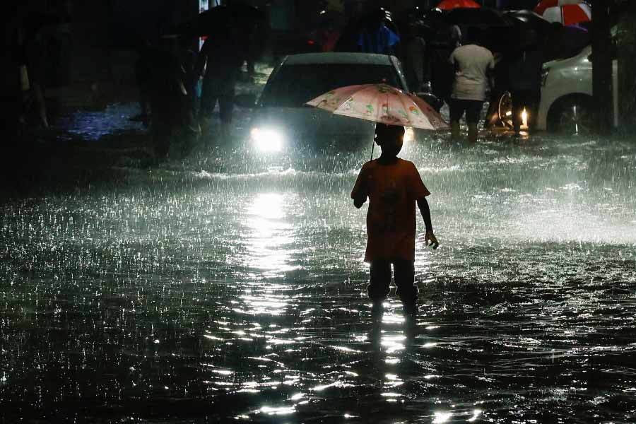বরিশাল ও চট্টগ্রামের বিভিন্ন এলাকায় নদীতে ৩ থেকে ৪ ফুট উচ্চতা পর্যন্ত জলোচ্ছ্বাস হয়। সিত্রাঙের তাণ্ডবে বাংলাদেশে ঠিক কী পরিমাণে ক্ষয়ক্ষতি হয়েছে, তা এই প্রতিবেদন লেখা পর্যন্ত  জানা হয়নি।