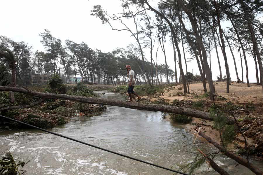 এই ঘূর্ণিঝড়ের তাণ্ডবে প্রায় ১৭ হাজার কাঁচা বাড়ি বিধ্বস্ত হয়েছিল। আংশিক ভাবে ক্ষতিগ্রস্ত হয়েছিল প্রায় ৩৫ হাজার বাড়ি। 