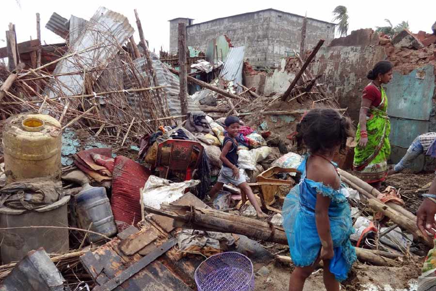 এর পর করোনা অতিমারির সময় হানা দিয়েছিল ঘূর্ণিঝড় আমপান। যার তাণ্ডবে তছনছ হয়েছিল ও পার বাংলা। প্রথম আলো জানিয়েছে, সে দেশের ২৬টি জেলার মোট ১ হাজার ১০০ কোটি টাকার সম্পদের ক্ষতি হয়েছিল। 