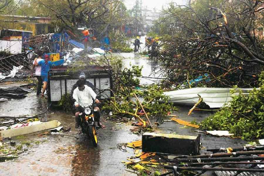 ২০২০ সালের মে মাসের এই ঘূর্ণিঝড়ে সে দেশের ছয় জেলায় মোট ২১ জনের মৃত্যু হয়। ১ লক্ষ ৭৬ হাজার হেক্টর জমির ফসল ক্ষতিগ্রস্ত হয়। ফণীর রেকর্ড ভেঙে দিয়ে বাংলাদেশ ভূখণ্ডে প্রায় ২৮ ঘণ্টা ধরে তাণ্ডব চালিয়েছিল আমপান। 