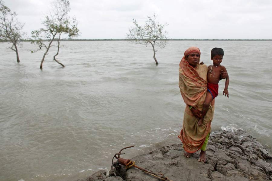বছর ঘুরতে না ঘুরতেই আবার একটি ঘূর্ণিঝড় হানা দিল বাংলাদেশে। যার দাপটে প্রাণহানিও হয়েছে।  সিত্রাংয়ের তাণ্ডবে শেষমেশ সে দেশে ক্ষয়ক্ষতির অঙ্ক কী দাঁড়ায়, সে দিকেই তাকিয়ে পদ্মাপারের বাসিন্দারা। (সমস্ত ছবি রয়াটার্স থেকে)
