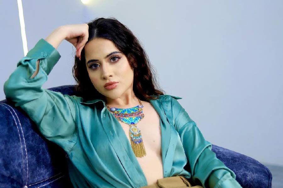 তিনি বরাবরই সাহসী। বলা ভালো, ‘দুঃসাহসী’। তাঁর ছিপছিপে চেহারার গড়নে অধিংকাশ সময়ই স্বল্পবসনে দেখা যায় তাঁকে। আবার এমন এমন ধরনের সব পোশাকে তিনি নিজের শরীর ঢাকেন, যা দেখে চোখ কপালে ওঠে কারও কারও! কখনও আবার হাত দিয়েই বক্ষযুগল ঢেকে ক্যামেরার সামনে নিজেকে ধরা দেন। ‘লজ্জা নারীর ভূষণ’— এই কথাটিকে কবেই ফুৎকারে উড়িয়ে দিয়েছেন তিনি। তাঁকে নিয়ে যতই নিন্দা-মন্দ হোক না কেন, তার যে ধার ধারেন না তিনি, তা আবার বুঝিয়ে দিলেন বলিপাড়ার ‘হটগার্ল’ উরফি জাভেদ। 