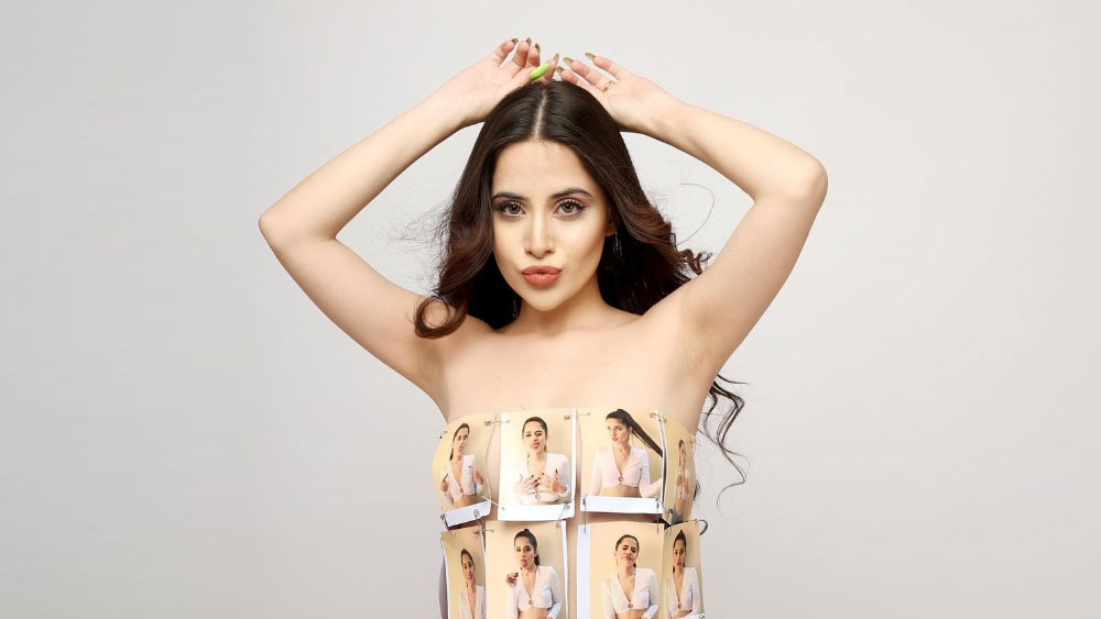 তাঁর পরনে ছিল লম্বা লালচে রঙের স্কার্ট। অনাবৃত ঊর্ধাঙ্গ। এক হাতে রয়েছে লাড্ডু। আর অন্য হাত দিয়ে বক্ষযুগল ঢেকেছেন তিনি। এমন অবতারেই  ইনস্টাগ্রামে একটি ভিডিয়ো পোস্ট করে দীপাবলির শুভেচ্ছা জানিয়েছেন উরফি। ভিডিয়োতে হাতে রাখা লাড্ডুতে কামড় দিতেও দেখা গিয়েছে তাঁকে। এই ছবি প্রকাশ্যে আসার পরই বিতর্ক দানা বাঁধে।