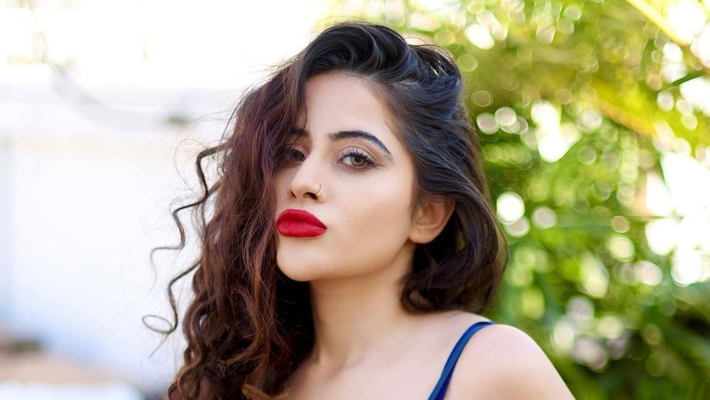 অভিনেত্রীর এই ভিডিয়ো প্রকাশ্যে আসতেই হইচই পড়ে যায় সমাজমাধ্যমে। এ নিয়ে উরফিকে একহাত নেন নেটিজেনদের একাংশ। কেউ কেউ উরফিকে বলেন, ‘‘মহিলার শরীর ঈশ্বরের উপহার। তাই এ ভাবে নগ্ন হয়ে সকলকে দেখাতে পারেন না আপনি।’’