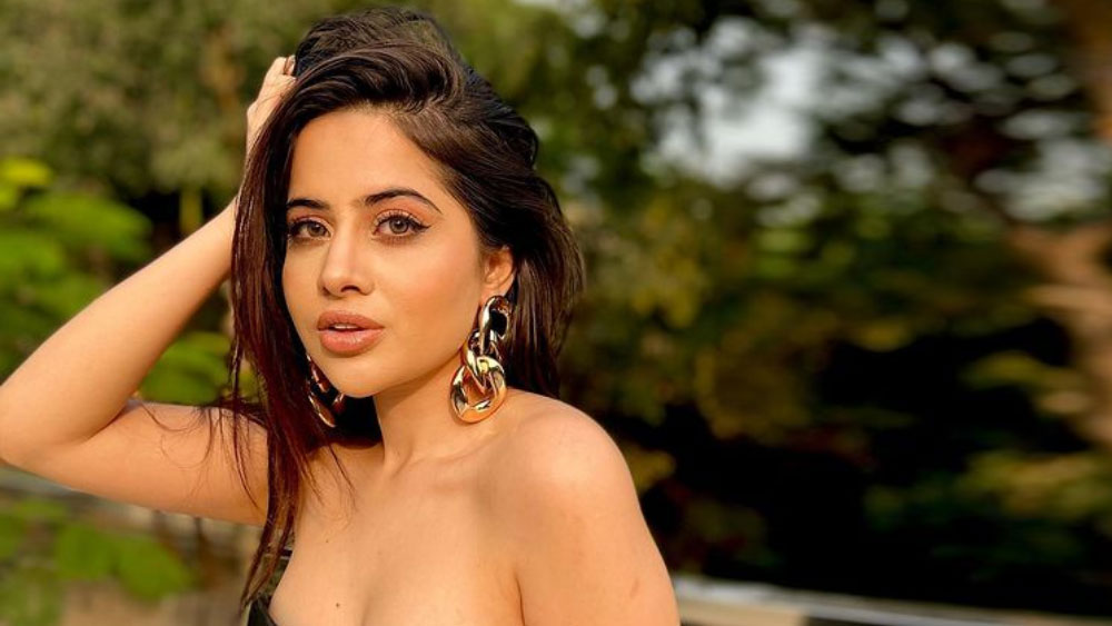 মা কালীর ছবি পোস্ট করেছেন উরফি। তার পর নিন্দকদের বিঁধে তিনি লিখেছেন, ‘‘যাঁরা বলছেন, আমি ভারতীয় সংস্কৃতি ধ্বংস করছি, তাঁদের বলছি আগে জানুন ভাল করে যে ভারতীয় সংস্কৃতিতে নারীশরীরকে কখনই যৌনসামগ্রী হিসাবে তুলে ধরা হয়নি।’’