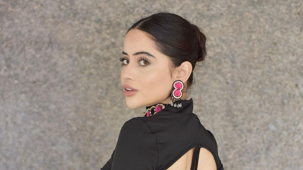 উরফির এই অবতার নিয়েও তুমুল সমালোচনা চলে সমাজমাধ্যমে। তবে সে বারও নিন্দকদের পাত্তা দেননি। স্বমহিমায় ওই পোশাক পরে ঘুরে বেড়িয়েছেন। 