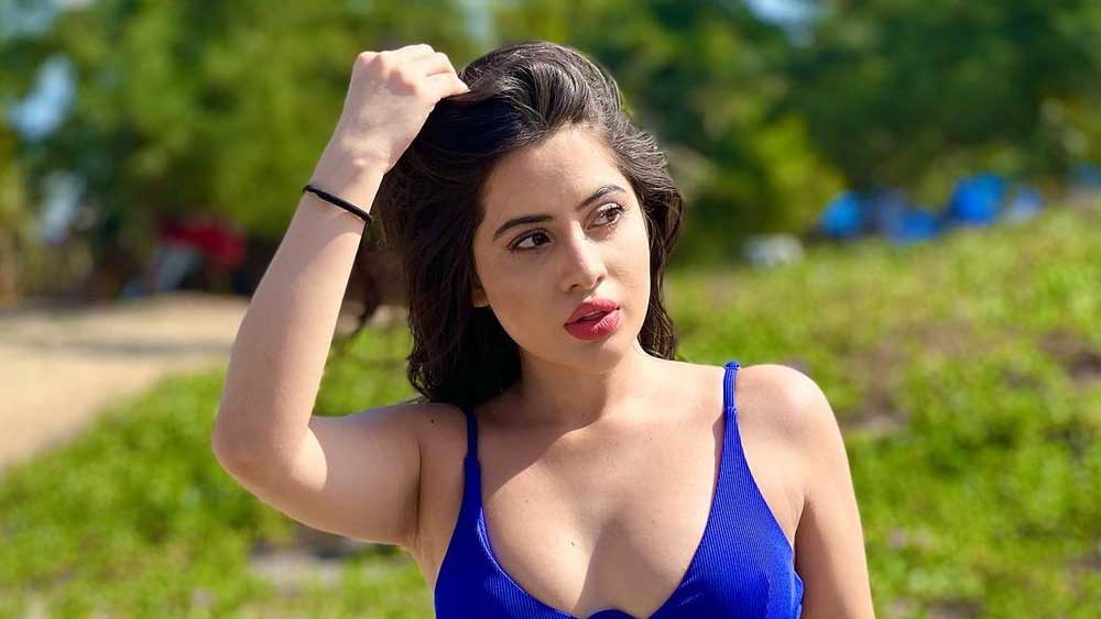 গত ১৫ অক্টোবর ২৫ বছরে পা দিয়েছেন উরফি। জন্মদিনেও লাস্যময়ী সাজে দেখা গিয়েছিল তাঁকে। তাঁর পরনে ছিল সোনালি রঙের টপ। ইয়া বড় মাপের একটা কেকের সামনে হাসিমুখে ছবি তুলেছিলেন উরফি। গলায় ছিল লকেট। চোখেমুখে তাঁর এক মায়াবী লাবণ্য ধরা পড়েছিল। 