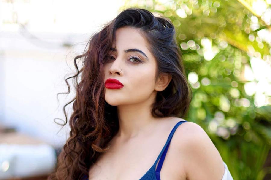 তবে যে যা-ই বলুক, মন্দ কথা শোনার পাত্রী নন উরফি। আর তাই তো এ বারও যখন তাঁর প্রায় নিরাবরণ অবতার নিয়ে নিন্দার ঝড় বয়ে গেল, তখনও যেমন প্রতিবাদে গর্জে উঠলেন, তেমনই এ-ও বার্তা দিলেন, ‘উরফি আছেন উরফিতেই’।