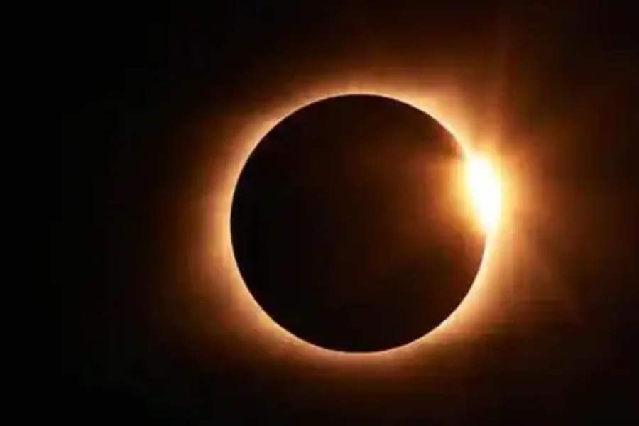 আজ ২৫ অক্টোবর। পঞ্চাঙ্গ অনুসারে আজই এই বছরের শেষ সূর্যগ্রহণ। এর আগে এই বছরের সূর্যগ্রহণ ছিল ৩০ এপ্রিল। তবে আজ অমাবস্যা তিথি। এই সময় সূর্য পৃথিবী থেকে এতটাই দূরে চলে যায় যে সূর্যের আলো পৃথিবীতে এসে পৌঁছোনোর আগেই চাঁদ এসে ঢেকে দেয়। তাই এই সময় আংশিক সূর্যগ্রহণ দেখা যায়। 