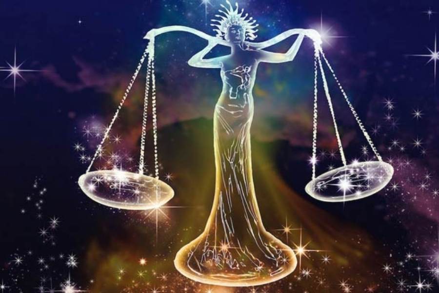 এই বারে তুলা রাশিতে ঘটবে সূর্যগ্রহণ। সঙ্গে সঙ্গেই শুক্র, কেতু এবং চন্দ্রও তুলা রাশিতে উপস্থিত থাকবে ওই একই সময়ে। ফলে একটি চর্তুগ্রহী যোগ তৈরি হবে, যার অত্যন্ত শুভ প্রভাব পড়বে চারটি রাশির উপর। তবে এই যোগের কিন্তু অশুভ প্রভাবও রয়েছে। 