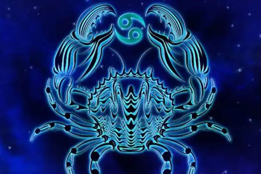 কর্কট রাশি:  সূর্যগ্রহণের সময় কোনও আটকে থাকা কাজ সম্পূর্ণ হওয়ার সম্ভাবনা রয়েছে। শুরু হতে পারে আটকে থাকা কোনও পরিকল্পনা। যানবাহন বা জমি বাড়ি কেনার ক্ষেত্রেও এই সময় বেশ শুভ হতে পারে বলে জানাচ্ছেন জ্যোতিষীরা। 