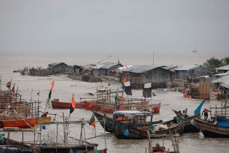 সোমবার মাঝরাতে বরিশালের কাছে তিনকোনা এবং সন্দ্বীপের মাঝে আছড়ে পড়েছিল ঘূর্ণিঝড় সিত্রাং। সেই ঘূর্ণিঝড়ের জের পৌঁছেছে অন্যত্রও।