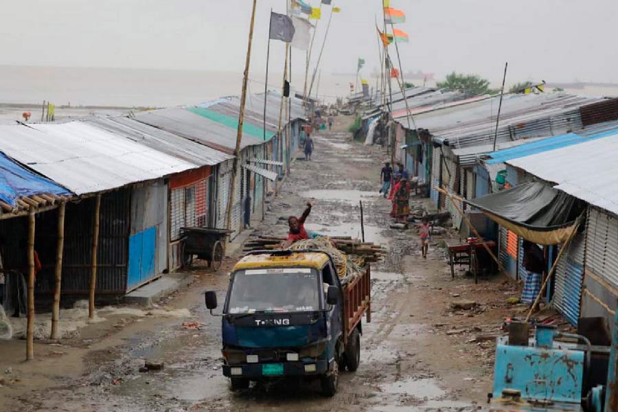 স্থলভাগে আছড়ে পড়ার পর শক্তি খুইয়ে গভীর নিম্নচাপে পরিণত হয় সিত্রাং। তবে তার মধ্যেই বাংলাদেশের ছয় জেলায় পাঁচ মহিলা এবং দুই শিশু-সহ ১১ জনের মৃত্যু হয়েছে।